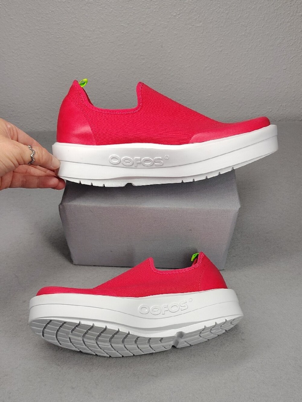 OOFOS OOmega eeZee Low Canvas Slip-On Neon Berry Size 8 - Picture 2 of 9